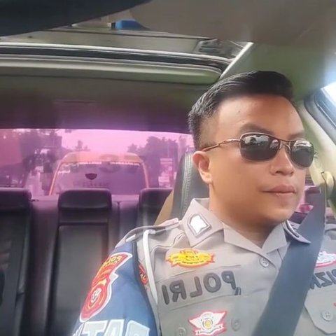 Jualan Bubur Ayam usai Pulang Bertugas, Sosok Anggota Polisi Ini Curi Perhatian