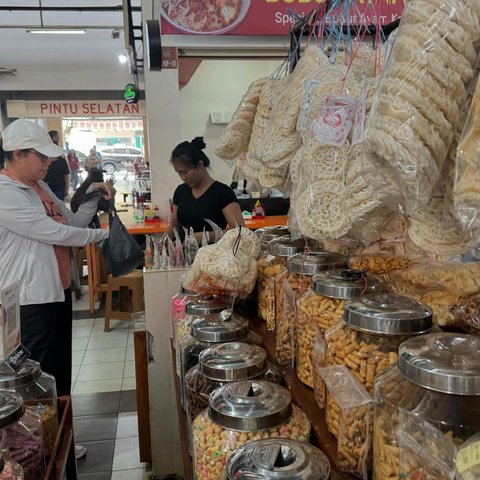 Santai Sri Mulyani di Pasar Tradisional, Nikmati Lodeh Rp10 Ribu Pulang Beli Kerupuk & Rengginang