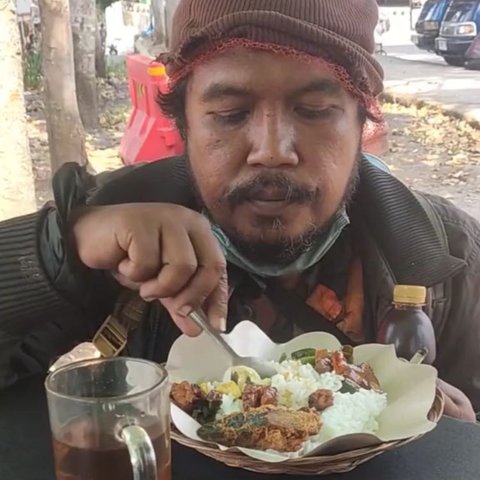 Jualan Bubur Ayam usai Pulang Bertugas, Sosok Anggota Polisi Ini Curi Perhatian