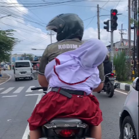 Sederhana Tapi Luar Biasa, Cara Anggota TNI Hibur Putri Kecilnya saat Naik Motor di Lampu Merah ini Bikin Senyum-Senyum Sendiri