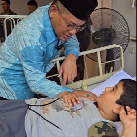 Momen Menteri Agama Malaysia Jenguk Anak-Anak Gaza di RS, Reaksi Korban Menyentuh Hati