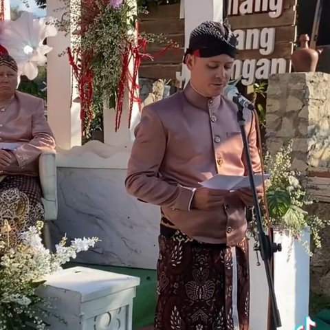 Pidato Bahasa Jawa Dibalas Bahasa Inggris, Momen Pernikahan Dua Insan Beda Negara di Bantul Ini Viral