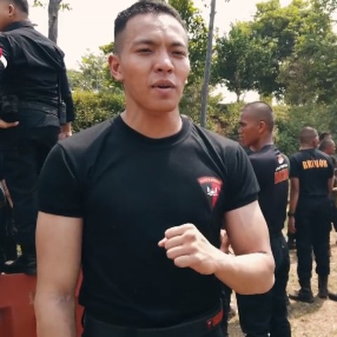 Gagahnya Theodore Gomgom Berseragam Brimob, Beraksi di Depan Komandan Bikin Salfok