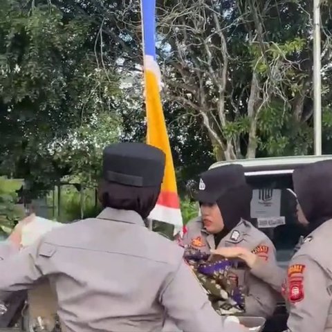 Viral Aksi Sigap Polwan dan Satlantas Bantu Ibu Hamil di Sambas yang Akan Melahirkan, Bikin Haru