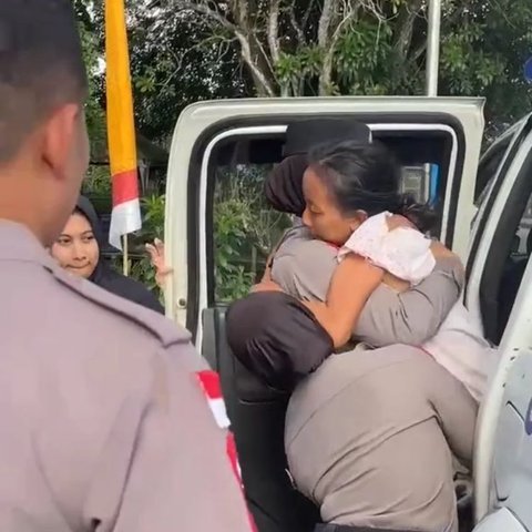 Viral Aksi Sigap Polwan dan Satlantas Bantu Ibu Hamil di Sambas yang Akan Melahirkan, Bikin Haru