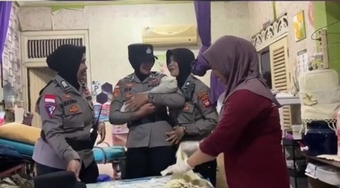 Viral Aksi Sigap Polwan dan Satlantas Bantu Ibu Hamil di Sambas yang Akan Melahirkan, Bikin Haru