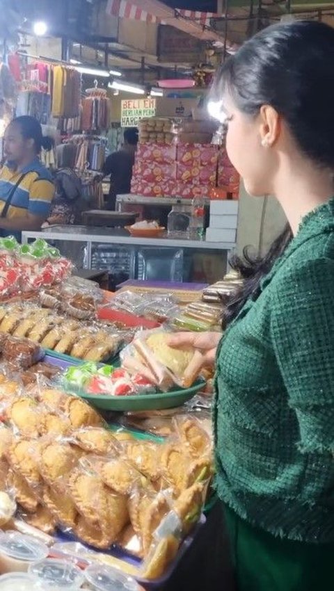 Arumi awalnya mencari klepon di pasar, namun sayangnya tidak menemukannya. Meski begitu, ia segera mengisi nampannya dengan jajanan lain. Ternyata, Arumi memang sering datang ke pasar ini jika membutuhkan jajanan untuk acara.