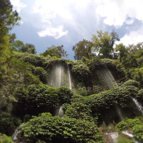 Terlihat Seperti Benang Raksasa yang Menggantung dari Ketinggian, Ini Fakta Unik Air Terjun Benang Kelambu di Lombok