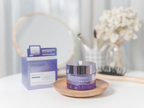 2. Wardah Renew You Anti Aging Night Cream: Merangsang Kolagen dengan Ekstrak Botani