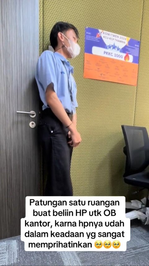 Viral Aksi Rekan Kerja Patungan Beli HP untuk OB Kantor, Ekspresinya Bikin Haru