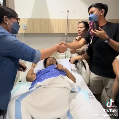 12 Tahun Tak Pulang ke Medan, Wanita Ini Beri Kejutan Ibunya yang Sakit dengan Menyamar Jadi Dokter Visit