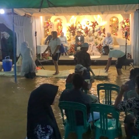 Viral Pasangan Pengantin Gelar Resepsi Pernikahan di Tengah Banjir, Tamu Undangan Tetap Asyik Berjoget