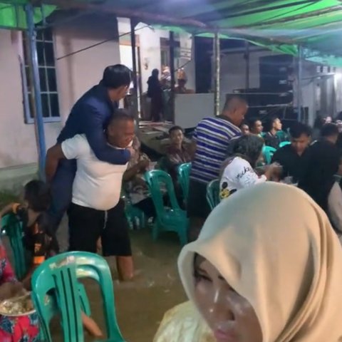 Viral Pasangan Pengantin Gelar Resepsi Pernikahan di Tengah Banjir, Tamu Undangan Tetap Asyik Berjoget