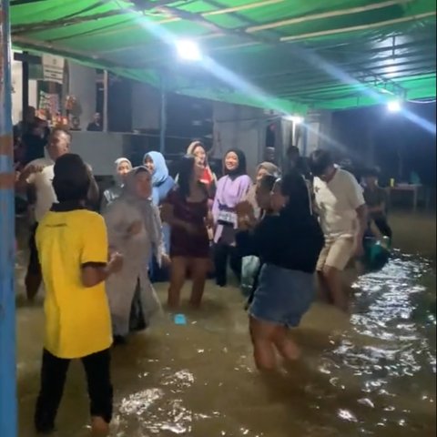 Viral Pasangan Pengantin Gelar Resepsi Pernikahan di Tengah Banjir, Tamu Undangan Tetap Asyik Berjoget