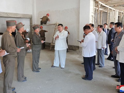 FOTO: Kembali Uji Coba Senjata Canggih, Ekspresi Kim Jong-un Sampai Melongok Lihat Kehebatan Peluncuran Roket Ganda 240 mm