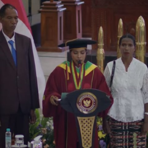 Cerita Orangtua Wisudawan Unhan Dibiayai Ongkos Pesawat oleh Prabowo, Bahagia Bisa Lihat Anak Pakai Toga