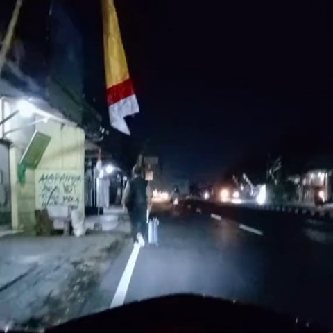 Beri Tumpangan Bapak yang Tengah Jalan Kaki di Malam Hari, Aksi Pria Ini Banjir Pujian Warganet