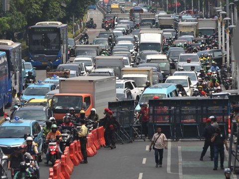 FOTO: Padat Merayap Lalu Lintas di Depan KPU DKI Saat Cagub-Cawagub Daftar Pilkada Jakarta