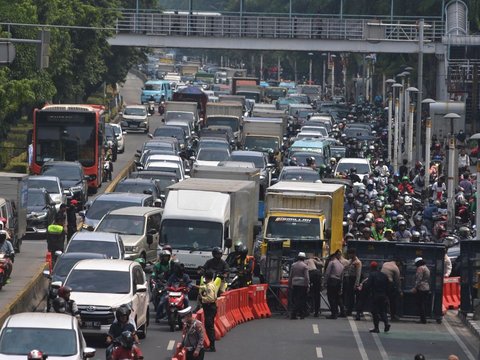 FOTO: Padat Merayap Lalu Lintas di Depan KPU DKI Saat Cagub-Cawagub Daftar Pilkada Jakarta