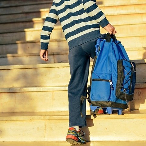 9 Dampak Sering Membawa Tas Ransel yang Berat, Bisa Ubah Postur Tubuh