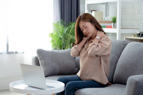 Sering Sakit Leher Saat Bangun Tidur? Begini Tips Mudah untuk Meredakannya