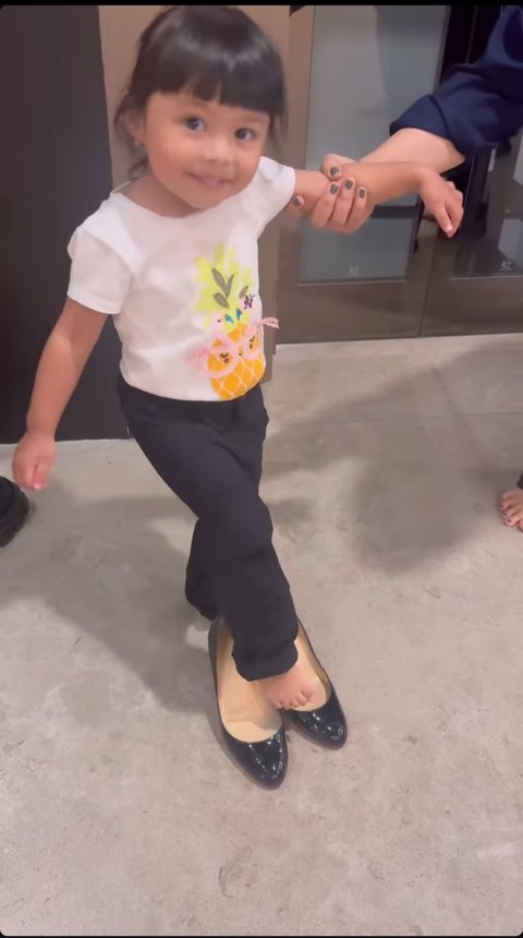 Kocak! Momen Lucu Ameena Anak Atta & Aurel Pakai Sepatu Heels, Bilang Mau 'Ngantor'