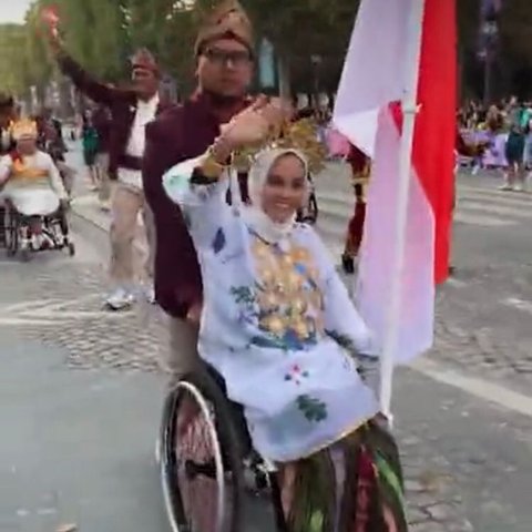 Kirim 35 Atlet, Ini Momen Keseruan Parade Kontingen Indonesia di Opening Ceremony Paralympic Paris 2024