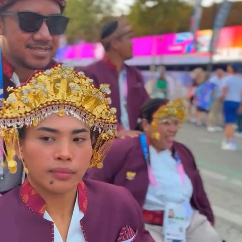 Kirim 35 Atlet, Ini Momen Keseruan Parade Kontingen Indonesia di Opening Ceremony Paralympic Paris 2024