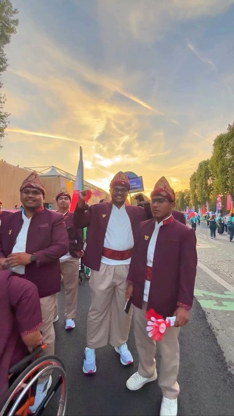 Kirim 35 Atlet, Ini Momen Keseruan Parade Kontingen Indonesia di Opening Ceremony Paralympic Paris 2024