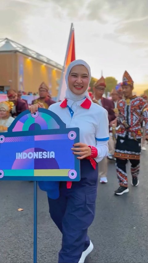 Kirim 35 Atlet, Ini Momen Keseruan Parade Kontingen Indonesia di Opening Ceremony Paralympic Paris 2024