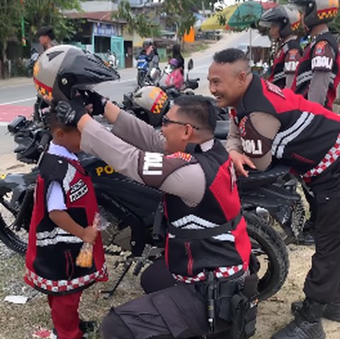 Bocah SD Tepergok Ngelus-elus Motor Polisi, Wajahnya Panik Dihampiri Anggota Endingnya Tak Terduga