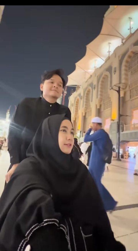 Potret Anisa Rahma Umrah di Tanah Suci saat Usia Kehamilan Menginjak 8 Bulan: Serasa Diratukan Sama Suami