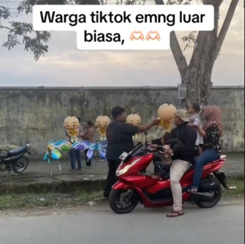 Viral Perjuangan Seorang Ayah Tetap Berjualan di Pinggir Jalan saat Hujan Deras, Tuai Simpati Warganet