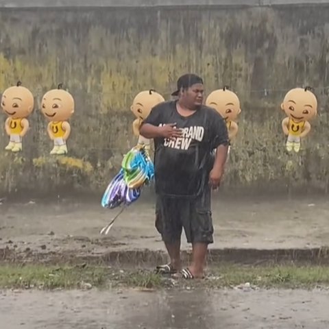 Viral Perjuangan Seorang Ayah Tetap Berjualan di Pinggir Jalan saat Hujan Deras, Tuai Simpati Warganet