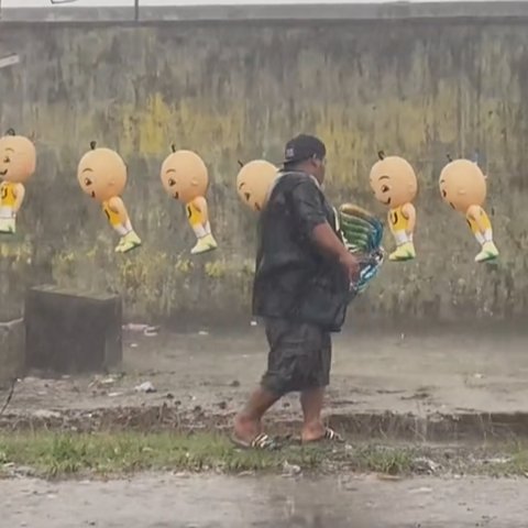 Viral Perjuangan Seorang Ayah Tetap Berjualan di Pinggir Jalan saat Hujan Deras, Tuai Simpati Warganet