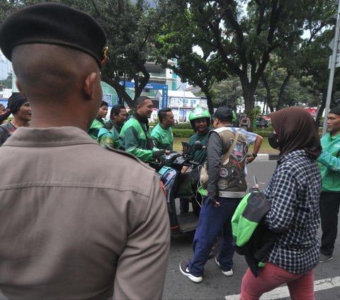 FOTO: Jeritan Ojek Online Curhat Tarifnya Dipotong 30 Persen Saat Demo Besar-Besaran Dekat Monas