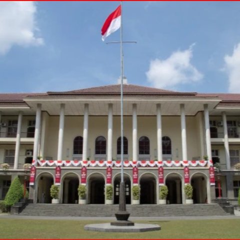 Bikin Bangga Orang Tua, Ini Kisah Anak dari Keluarga Kurang Mampu di Cilacap Berhasil Lulus UGM dengan Predikat Cumlaude