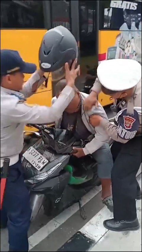 Aksi Polisi Bantu Pengendara Motor yang Tiba-tiba Pingsan di Jalan Ini Viral, Tuai Pujian