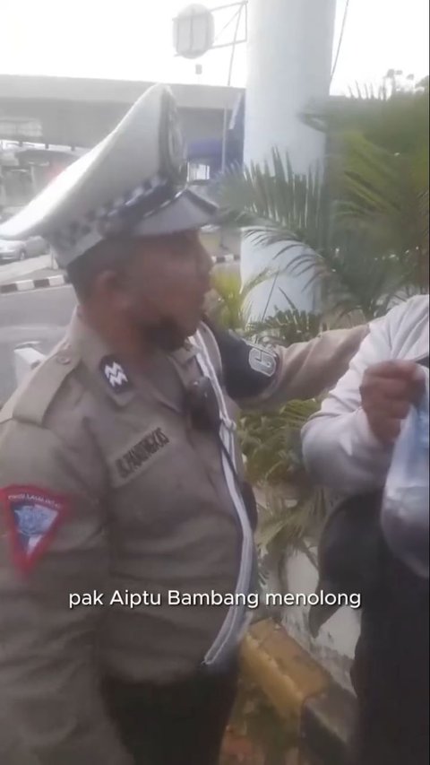 Aksi Polisi Bantu Pengendara Motor yang Tiba-tiba Pingsan di Jalan Ini Viral, Tuai Pujian