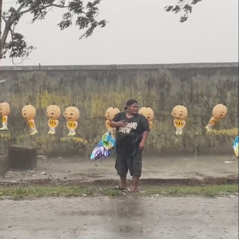 Viral Pedagang Balon Kehujanan saat Jualan, Nasibnya Kini Berujung Dapat Untung