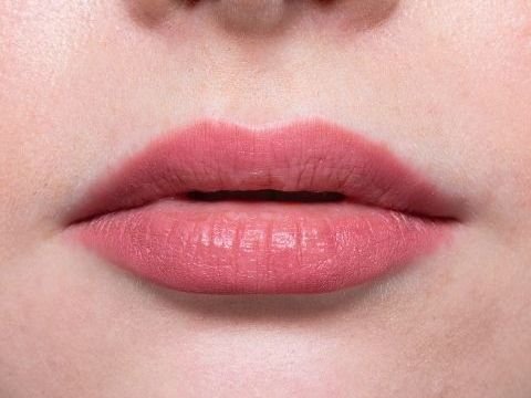 Bibir Tipis dan Simetris: Cerminan Kepribadian Introvert