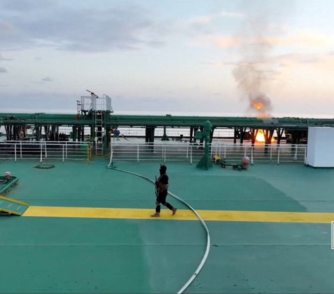 FOTO: Laut Merah Membara, Detik-Detik Militan Houthi Serang dan Bakar Kapal Tanker Angkut 150.000 Ton Minyak Mentah