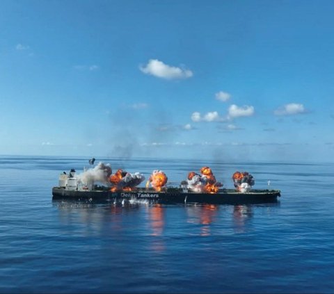 FOTO: Laut Merah Membara, Detik-Detik Militan Houthi Serang dan Bakar Kapal Tanker Angkut 150.000 Ton Minyak Mentah