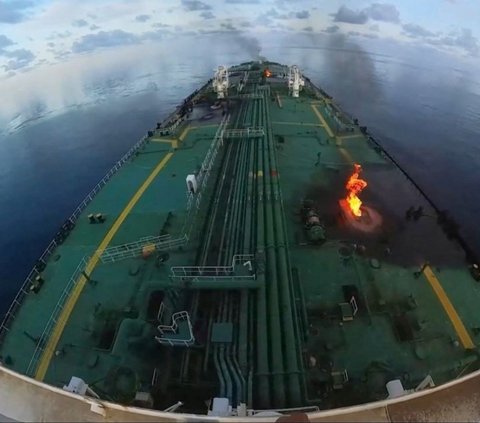 FOTO: Laut Merah Membara, Detik-Detik Militan Houthi Serang dan Bakar Kapal Tanker Angkut 150.000 Ton Minyak Mentah