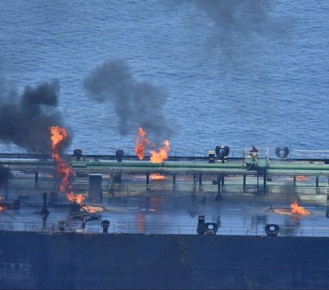 FOTO: Laut Merah Membara, Detik-Detik Militan Houthi Serang dan Bakar Kapal Tanker Angkut 150.000 Ton Minyak Mentah