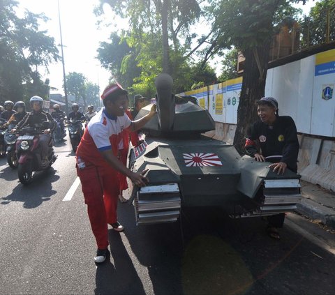 FOTO: Semarak Pawai HUT Kemerdekaan RI ala Pelajar, Diwarnai Gaya Kocak Tuyul 'DPR'