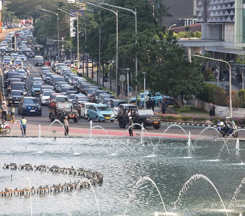 FOTO: Gagahnya Maung Pindad Bawa Bendera Pusaka Merah Putih dan Teks Proklamasi Kembali ke Monas