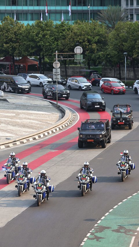 Sebanyak lima personel polisi bermotor tampak membentuk formasi saat mengawal Maung dengan empat kursi penumpang dan memiliki atap terbuka. Foto: Liputan6.com/Angga Yuniar