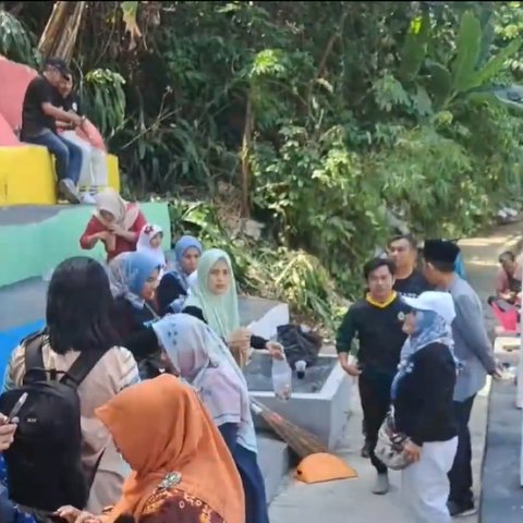 Sensasi Seru Jajan di Warung Kerek Bogor, Pembeli Wajib Teriak ke Penjual saat Pesan Makanan