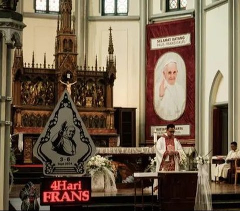 FOTO: Semarak Gereja Katedral Jakarta Menyambut Kedatangan Paus Fransiskus di Indonesia